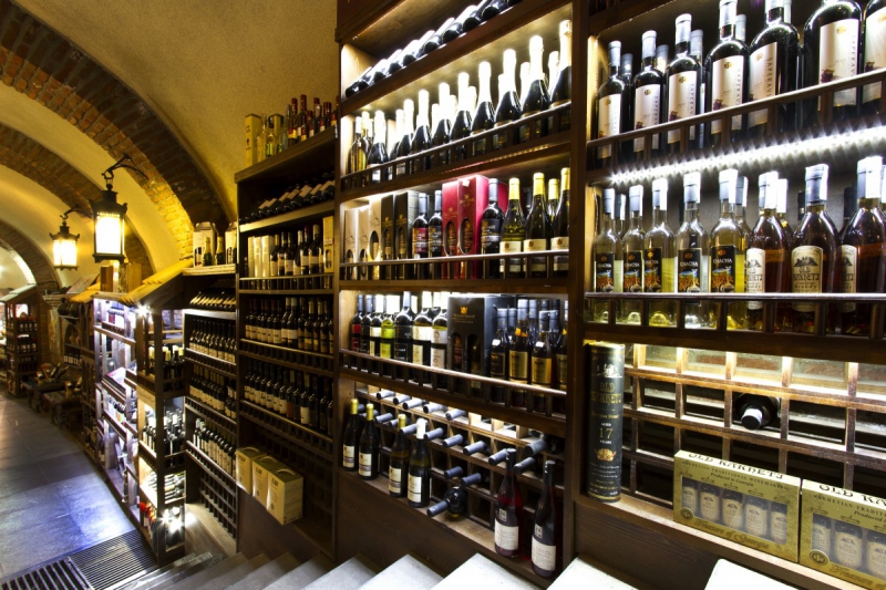 vitrine-CALLAS-min_world_street_travel_shop_canon_georgia_wine_bottles-429767
